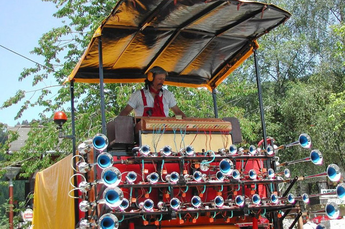 Như có thể mong đợi, chiếc xe tải kiêm đàn organ khổng lồ này có thể tạo nên âm thanh vô cùng ồn ào, từ 108 decibel cho tới tối đa 131 decibel, đủ lớn để vang đến khoảng cách 8 km. Toàn bộ cỗ máy nặng hơn 15 tấn và dài gần 6 mét. Nó có trang bị một hộp số thứ hai để di chuyển chậm theo tốc độ diễu hành.