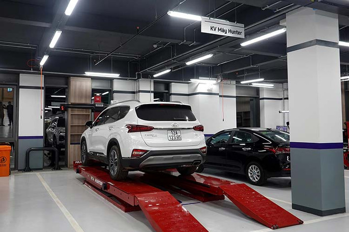 Với tổng diện tích 1.288 m2, trung tâm đào tạo bao gồm các khu vực: đào tạo lý thuyết, đào tạo thực hành bán hàng và dịch vụ, khu trưng bày công nghệ,... Đáng chú ý tại đây là phòng mô hình. Đây là khu vực trưng bày công nghệ mới, hiện đại nhất trên các mẫu xe Hyundai sản xuất bởi TC MOTOR.