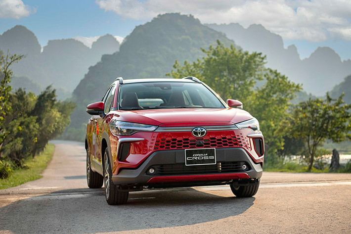 Toyota Corolla Cross: 996 xe Sau nhiều tháng vắng bóng, Toyota Corolla Cross bất ngờ quay trở lại Top 10 xe bán chạy nhất với doanh số 966 xe bán ra và đứng ở vị trí thứ 3 trong bảng xếp hạng. Cộng dồn 5 tháng đầu năm, đã có 1.367 xe Corolla Cross được bán ra thị trường, chỉ bằng khoảng 1/4 so với cùng kỳ năm 2023.