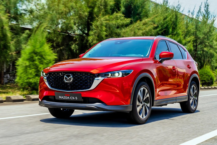 Mazda CX-5: 892 xe Với 892 xe bán ra, tăng 11,5% so với tháng trước, Mazda CX-5 đứng ở vị trí thứ 6 trong bảng xếp hạng, tăng 3 bậc so với tháng trước. Cộng dồn 5 tháng đầu năm 2024, doanh số Mazda CX-5 đạt 4.011 xe, giảm 4% so với cùng kỳ năm ngoái. Việc hàng loạt đối thủ giảm giá bán đang tạo áp lực cạnh tranh lên Mazda CX-5 khiến mẫu xe này không còn duy trì được phong độ như giai đoạn cuối năm 2023.