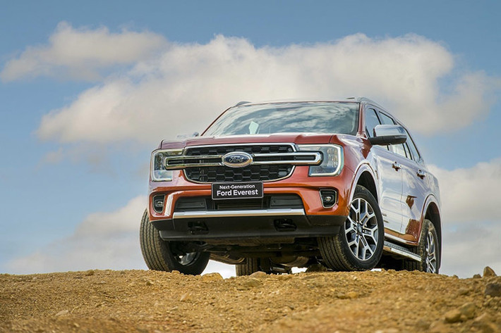 Ford Everest: 811 xe Ford Everest tiếp tục có mặt trong top 10 xe bán chạy nhất Việt Nam trong tháng 5/2024 với doanh số 811 xe bán ra, tăng 6% so với tháng trước. Tính từ đầu năm đến nay, Ford Everest bán được 3.612 xe. Mẫu SUV 7 chỗ này nhập từ Thái Lan và được phân phối 5 phiên bản, có giá 1,099 - 1,452 tỉ đồng. Mới đây, Everest có bổ sung thêm bản Platinum đi kèm mức giá 1,545 tỉ đồng.