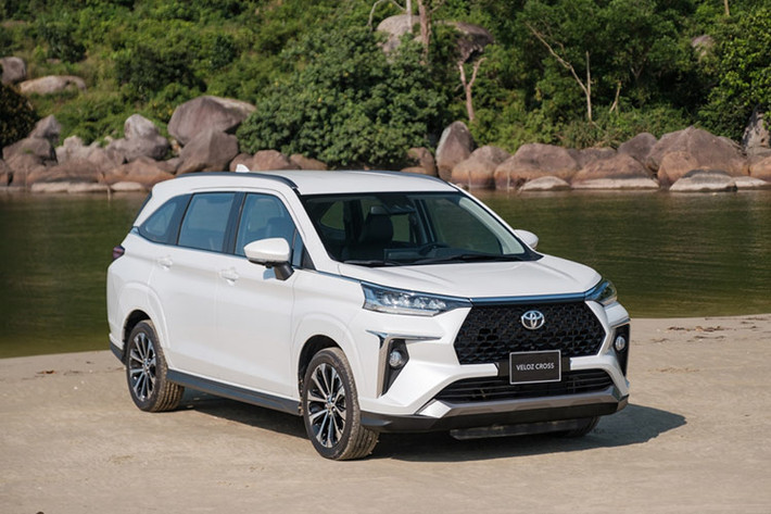 Toyota Veloz Cross: 604 xe Vị trí cuối cùng trong bảng xếp hạng thuộc về Veloz Cross với doanh số 604 xe bán ra thị trường, tăng 15% so với tháng 4/2024. Từ đầu năm đến nay, đã có 2.097 xe Veloz bán ra thị trường. Tại Việt Nam, Toyota Veloz Cross tại bán ra với 2 phiên bản cùng mức giá lần lượt là 638 và 660 triệu đồng.