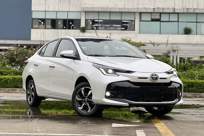Toyota Vios: 766 xe Tháng 5 vừa qua, doanh số của Vios đã giảm 17%, xuống còn 766 xe và tụt 6 bậc xuống vị trí số 9 trong bảng xếp hạng. Doanh số luỹ kế 5 tháng đầu năm của Vios đạt 3.446 xe. Toyota Vios hiện đang được hãng xe Nhật Bản lắp ráp trong nước với 3 phiên bản, đi kèm mức giá 458-545 triệu đồng.