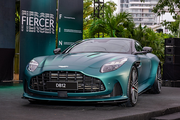 Aston Martin DB12 2024 mới vừa chính thức được giới thiệu tới người tiêu dùng Việt Nam với giá bán từ 19,5 tỷ đồng, chưa bao gồm các tuỳ chọn thêm. Hãng xe Anh quốc rất tự hào về DB12, đến mức Aston Martin mô tả đây là chiếc “Super Tourer đầu tiên trên thế giới” và là "mẫu DB hoàn thiện và hoàn hảo nhất" trong lịch sử của hãng.