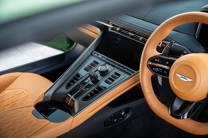 Cụ thể, toàn bộ khoang cabin của Aston Martin DB12 đều được làm từ vật liệu cao cấp như da Alcantara và sợi carbon. Xe có bảng điều khiển trung tâm thiết kế mới với các khe gió điều hòa mảnh hơn.