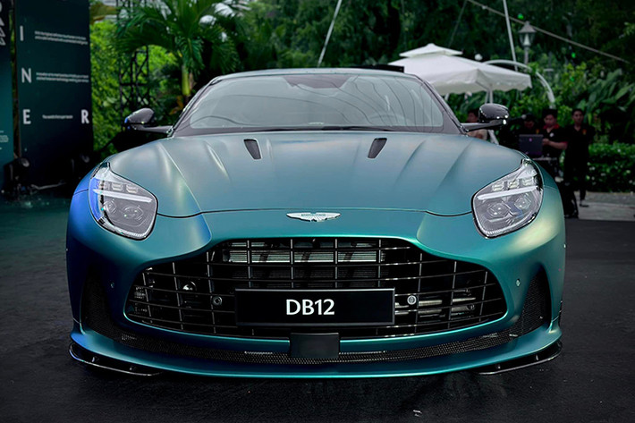 Aston Martin DB12 ssở hữu khối động cơ V8 4.0L tăng áp kép mới từ Mercedes-AMG, thay vì V12 giống DB11. Khối động này của DB12 sản sinh công suất 671 mã lực tại 6.000 vòng/phút và mô-men xoắn 800Nm trong khoảng từ 2.750 đến 6.000 vòng/phút. Thông số này cho thấy “Super Tourer” mạnh hơn 30% so với động cơ V8 trên DB11 chỉ có công suất 528 mã lực và thậm chí còn mạnh hơn cả DB11 V12.