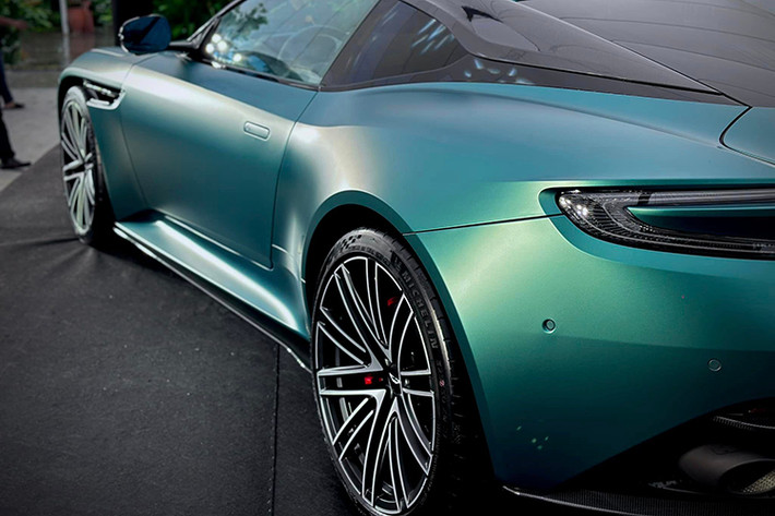 Theo đó, phần đầu xe Aston Martin DB12 tại Việt Nam nổi bật với lưới tản nhiệt khổng lồ, hai bên là đèn pha LED mới. Phía trên lưới tản nhiệt là logo mới của Aston Martin trong khi bên dưới là bộ chia gió cải tiến.