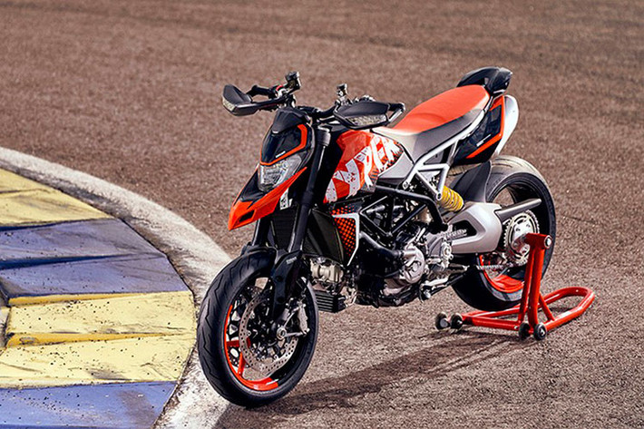 Ducati Hypermotard 950 thế hệ mới - mẫu xe môtô mang kiểu dáng đặc trưng của dòng xe Supermoto, nhưng sở hữu hàng loạt công nghệ cùng khối động cơ hiệu năng cao vừa chính thức có phiên bản RVE 2021 tại thị trường Việt Nam.