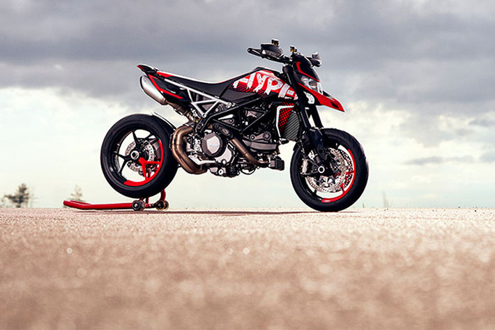 Phiên bản tại Việt Nam được mang tên chính thức là Ducati Hypermotard 950 RVE 2021 mới. Đây cũng chính là phiên bản từng đạt giải thiết kế đẹp mắt nhất khi ra mắt vào năm 2019. So với phiên bản tiêu chuẩn thì mẫu xe này không có gì khác biệt trong trang bị, công nghệ hay động cơ...