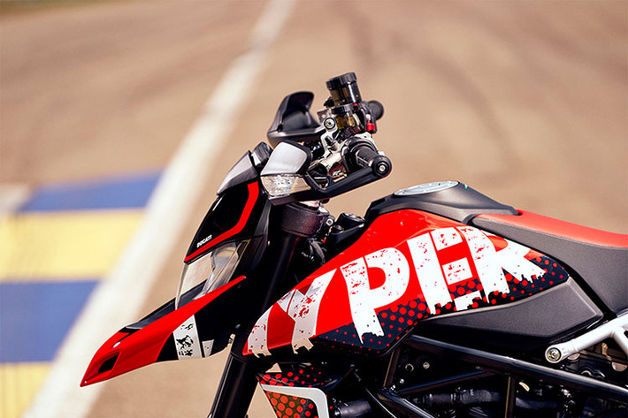 Diện mạo cực chất và đầy cá tính của phiên bản Ducati Hypermotard 950 RVE 2021 với bộ tem hết sức bắt mắt, năng động với các gam màu chính là đỏ và đen. Tất cả các chi tiết dàn áo của xe đều khoác lên mình bộ tem hoàn toàn mới đầy ấn tượng được gọi với cái tên Hypermotard 950 phiên bản Graffiti.