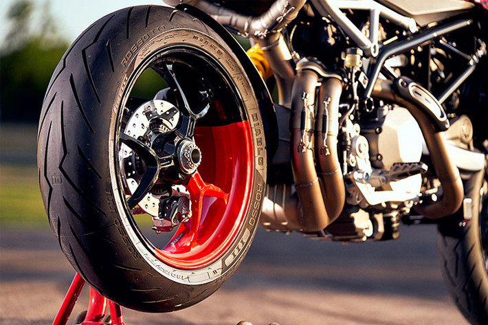 Động cơ của Hypermotard 950 RVE 2021 cũng được thay đổi ở bộ nồi ly hợp ướt chuyển sang khô với thiết kế để hở đặc trưng như các đàn anh. Phần ống xả cũng được thay đổi một số chi tiết mới mẻ hơn. Tương tự phiên bản tiêu chuẩn, Hypermotard 950 RVE 2020 cũng sở hữu hệ thống treo trước là loại đường kính 45 mm có thể điều chỉnh của Marzocchi, phía sau là dạng mono-shock của Sachs.