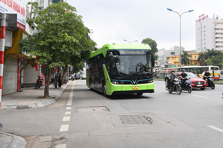 Thực hiện chủ trương phát triển vận tải hành khách công cộng của Thủ đô, Tập đoàn Vingroup - Công ty cổ phần VinBus đã đăng ký vận hành 10 tuyến buýt mới bằng xe điện và cam kết đầu tư 150-200 xe điện cao cấp với hệ thống công nghệ tiên tiến, hiện đại.