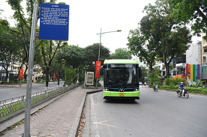 Theo thông tin từ Vingroup, VinBus chạy điện đã chính thức chạy thử tại một số tuyến nội đô nhằm làm quen và chờ kết nối với mạng lưới vận tải hành khách công cộng của thành phố khi được phê duyệt.
