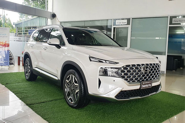 Mẫu xe Hyundai thứ 3 góp mặt trong Top 10 ôtô bán chạy nhất Việt Nam tháng này. Hyundai SantaFe với doanh số bán 1.278 xe, tăng 631 xe so với tháng 9/2021. Tại Việt Nam, Hyundai Santa Fe vừa được nâng cấp với 6 phiên bản, giá bán từ 1,03 - 1,34 tỷ đồng.