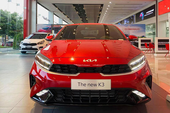 Nối tiếp đà tăng trưởng của Kia Cerato, bản nâng cấp mới K3 tiếp tục cho thấy sự vững vàng của mình khi tiếp tục giữ thứ hạng cao trong Top 10 xe bán chạy nhất tháng với 1.215 xe được bán ra. Trong tầm giá 650 triệu đồng, Kia K3 hiện tại là mẫu xe “vô đối” trong phân khúc tại Việt Nam.