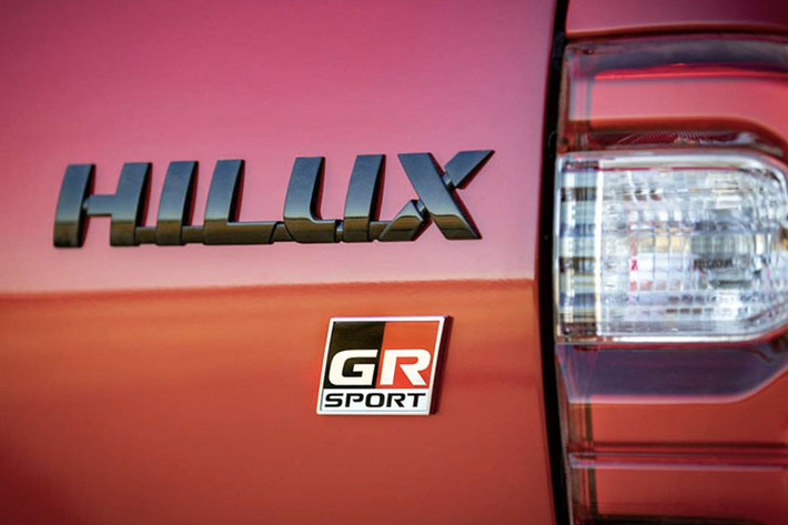 So với nguyên bản, Hilux GR Sport 2024 có chiều cao tăng thêm 15mm, chiều rộng tăng thêm tối đa 155mm. Hệ thống treo lò xò cuộn phía trước và lò xo lá nhíp sau đi kèm giảm xóc monotube KYB với đường kính piston lớn giúp xe trở nên khác biệt so với các phiên bản khác.