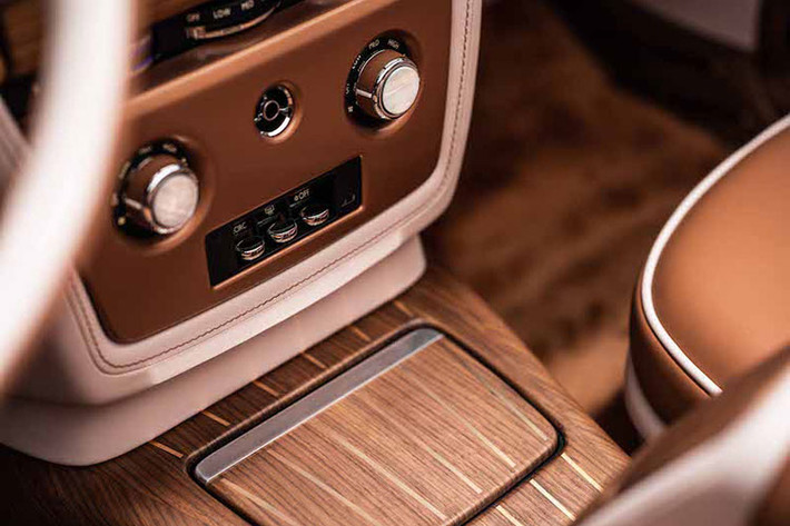 Rolls-Royce Sweptail - mẫu xe từng là đắt nhất thế giới vào năm 2017, là khởi nguồn của xe Rolls-Royce Coachbuild hiện đại. Sự phức tạp và kỳ công xoay quanh dự án này từng suýt khiến Rolls-Royce từ bỏ series Coachbuild mà thay vào đó là những phiên bản đặc biệt được chế tạo sẵn.