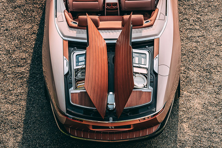 Khi được hỏi về thời gian để tạo ra một chiếc Rolls-Royce Coachbuild, Giám đốc điều hành của hãng cho biết: “Điều đó phụ thuộc rất nhiều vào sự tinh tế của dự án. Có thể dễ dàng mất bốn năm từ bản phác thảo thiết kế đầu tiên cho đến sản phẩm cuối cùng." Trên thực tế, siêu phẩm Sweptail đã cần 4 năm để đi từ quá trình hình thành ý tưởng đến khi xuất xưởng.