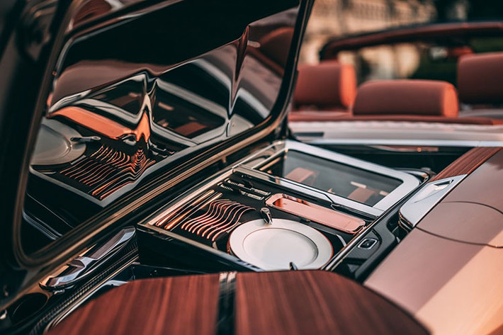 Theo CarBuzz, để được sở hữu một chiếc Coachbuild, người mua phải có danh tiếng tích cực, quan hệ mật thiết với thương hiệu và có trong garage nhiều chiếc Rolls-Royce. Jay-Z và Beyonce - những người đặt hàng chiếc xe đắt nhất thế giới Rolls-Royce Boat Tail, là ví dụ tiêu biểu.