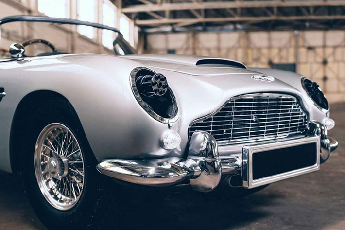 Vào năm ngoái, Little Car Company đã từng giới sản phẩm DB5 Junior dành cho trẻ em, và dự án mới này tiếp tục được làm trên nền tảng đó. Được trang bị một mô tơ điện 16 kW (21,4 mã lực), phiên bản DB5 Junior “No Time To Die” có khả năng đạt tốc độ tối đa 72 km/h (tăng từ 48 km/h), và tăng cự li di chuyển lên khoảng 130 km khi sạc đầy.