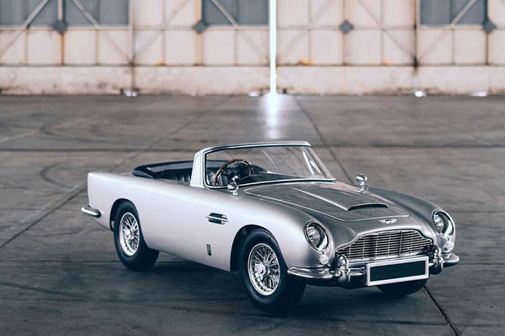 Tuy nhiên, nếu bạn là một fan hâm mộ James Bond và cũng muốn thử cảm giác lái xe điệp viên, vậy thì bạn có thể tìm mua phiên bản thu nhỏ Aston Martin DB5 Junior trẻ em trong bài viết này. Nhưng xin nói trước là nó cũng không phải rẻ đâu.