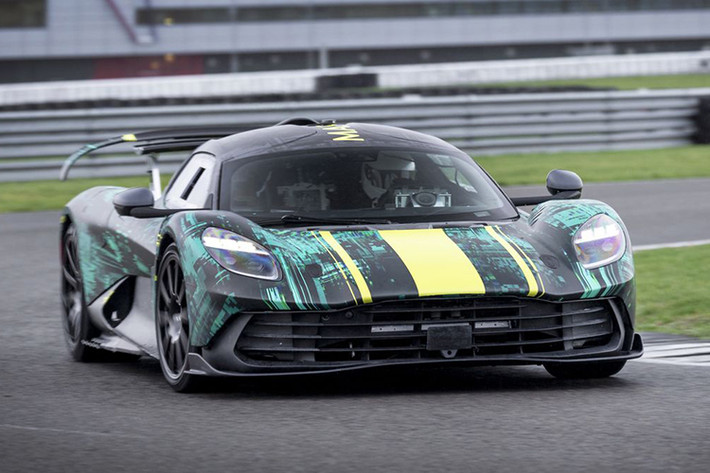 Mẫu siêu xe Aston Martin Valhalla đặc biệt đã được xem trước dưới dạng concept AM-RB 003 tại Triển lãm ô tô Geneva 2019. Phiên bản tiền sản xuất sau đó đã được công bố vào năm 2021, trước khi Aston Martin tiếp tục không đả động gì tới nó trong một thời gian dài.