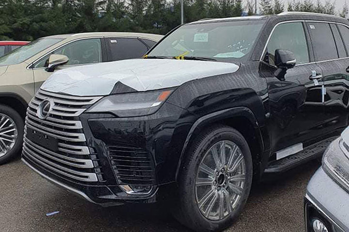 Lexus LX 600 2022 mới chính thức ra mắt toàn cầu vào tháng 10/2021 với thiết kế "lột xác" hoàn toàn và đây là phiên bản thay thế LX570. Không chỉ thay đổi tên gọi, mẫu SUV hạng sang cỡ lớn của thương hiệu Nhật Bản cũng có thiết kế không vương vấn bất cứ chi tiết nào của thế hệ cũ. Và mới đây, mẫu xe này đã được đưa về Việt Nam từ một đại lý tư nhân.