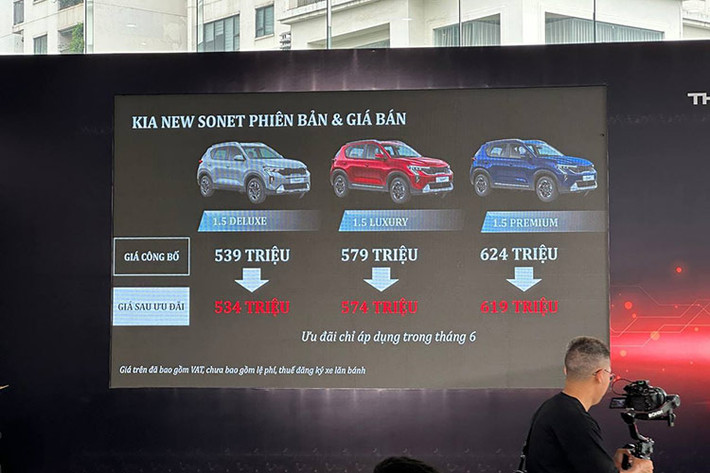 Tuy nhiên, theo thông báo của nhà phân phối THACO khách hàng khi mua Kia Sonet 2024 ngay trong tháng 6 này sẽ được hưởng giá bán ưu đãi là 534 triệu đồng cho bản 1.5 Deluxe, 574 triệu đồng cho bản 1.5 Luxury và 619 triệu đồng cho bản 1.5 Premium. Do được lắp ráp trong nước nên Kia Sonet 2024 vẫn sẽ được hưởng chính sách giảm 50% lệ phí trước bạ của Chính phủ trong thời gian tới.