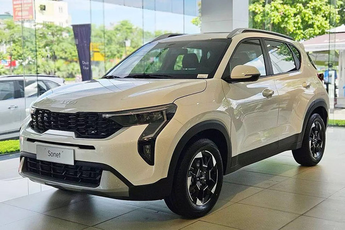 Là một mẫu xe bán khá chạy của Kia tại thị trường Việt Nam, phiên bản Kia Sonet 2024 nâng cấp đã được tinh chỉnh khá nhiều ở ngoại thất, nhằm tăng sức cạnh tranh với các đối thủ và tạo thêm sức hút với khách hàng.