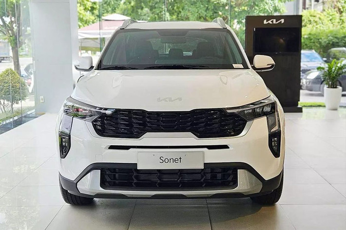 Phần đầu xe gây ấn tượng với cụm đèn pha mới, được bao quanh bằng dải đèn LED định vị ban ngày kiêm đèn báo rẽ với thiết kế lấy cảm hứng từ bản đồ sao.