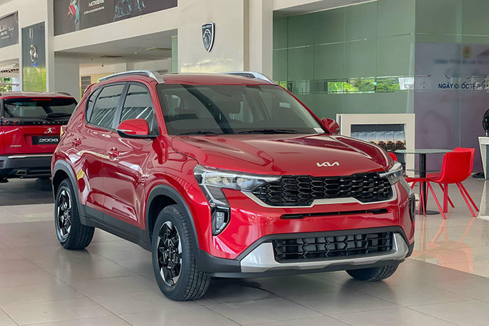 Mức giá xe Kia Sonet 2024 tại nước ta được phân phối với 3 phiên bản, gồm: 1.5 Deluxe, 1.5 Luxury và 1.5 Premium bán ra lần lượt tương ứng 539 triệu, 579 triệu và 624 triệu đồng. So với phiên bản cũ, giá bán Kia Sonet 2024 có phần nhỉnh hơn và hiện đang là mẫu xe đắt nhất trong phân khúc SUV hạng A tại Việt Nam hiện nay.