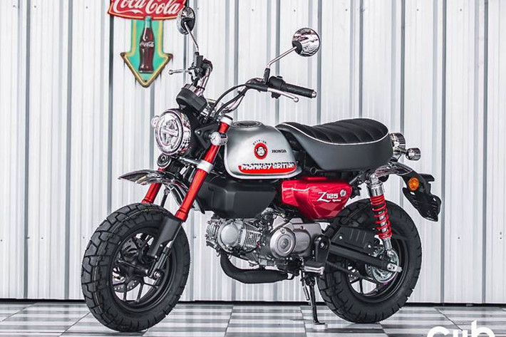 Mới đây, CUB house của nhà Honda vừa chính thức ra mắt phiên bản mới nhất của Honda Monkey đời 2022. Theo đó, chiếc "xe khỉ" đầy hấp dẫn này sẽ được khoác lên mình một bộ cánh mới mang tên Monkey Johney được phối với 2 màu chủ đạo gồm đỏ và bạc.