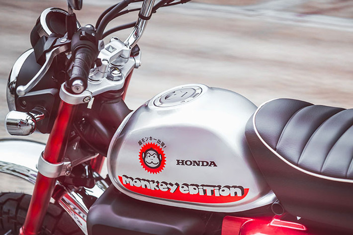 Ở phiên bản mới nhất này, Honda Monkey edition 2022 mới sẽ sở hữu bình xăng lớn được sơn màu bạc nổi bật cùng với những họa tiết hình khỉ hết sức nghịch ngợm.