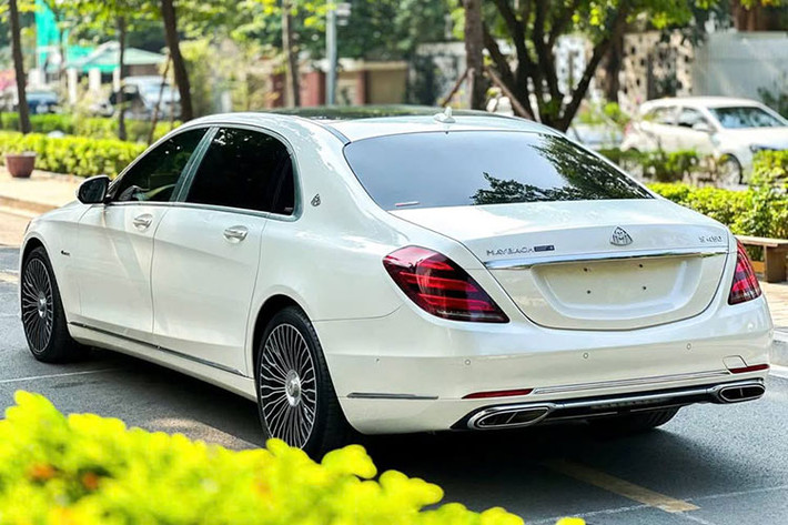Chiếc S450 được rao bán là phiên bản thấp cấp nhất trong dòng xe sang Mercedes-Maybach tại Việt Nam, xe sở hữu màu sơn trắng kem cùng nội thất tone-sur-tone đầy tinh tế. Đây là phiên bản thay thế cho dòng Maybach S400 trước đây, từng được giới chuyên gia và khách hàng săn đón.