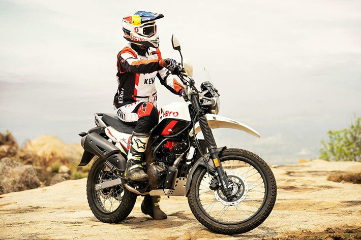 Hướng tới những người mới chơi offroad với mức giá bán hợp lý, Xpulse 200 Dakar Edition 2025 mới không chỉ có mức giá rẻ, mà còn còn đem tới cho người sử dụng một chiếc xe offroad chuyên dụng với những trang bị ấn tượng nhất.