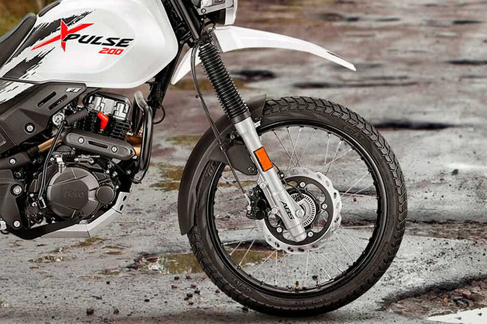 Xpulse 200 Dakar Edition cũng được trang bị hệ thống chiếu sáng công nghệ LED trên toàn bộ thân xe. Xe có cụm đồng hồ LCD toàn phần và có chức năng kết nối với smartphone để hiển thị các thông báo từ điện thoại trên cụm đồng hồ một cách thông minh.