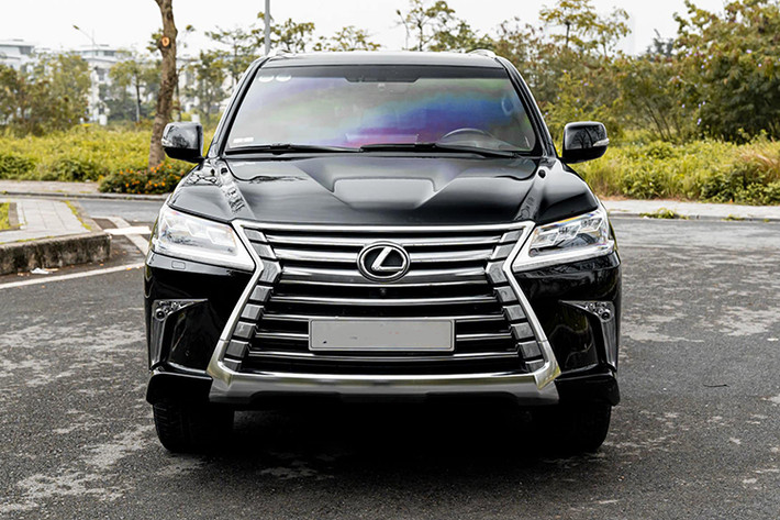 Giá xe Lexus LX570 2016 khi ra mắt được bán chính hãng tại Việt Nam vào năm 2015 bán ra khoảng 5,61 tỷ đồng (đã bao gồm VAT). Chiếc xe trong bài viết này là phiên bản 2016 được chủ nhân chào bán với giá hơn 4 tỷ đồng - khá cao và giữ giá so với một chiếc xe sang LX750 đã qua sử dụng 8 năm.