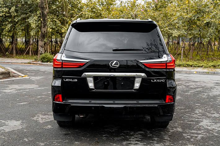 LX570 được trang bị động cơ lớn nhất từng có trên xe hạng sang Lexus. Động cơ V8 5.7L kết hợp với hộp số tự động 8 cấp với dải tỷ số truyền rộng và sát nhau, cho công suất cực đại 367 mã lực/5600vòng/phút & Mô men xoắn 530Nm/3200 vòng/phút. Hộp số tự động đa chế độ và lẫy chuyển số trên vô lăng cho phép chuyển số bằng tay. 5 chế độ lái trên xe, gồm: Normal, Eco, Comfort, Sports và Sports +.