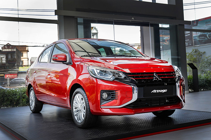 Tiếp tục kế thừa những ưu điểm nổi bật của phiên bản trước, Mitsubishi Attrage 2020 mới được Mitsubishi Motors giới thiệu xuất phát từ nhu cầu thực tế, tính kinh tế cao cho khách hàng Việt Nam. Bên cạnh đó, Attrage 2020 giá trị hơn với nhiều bổ sung cải tiến về thiết kế nội, ngoại thất, nâng cấp tiện nghi nhưng vẫn giữ giá bán hấp dẫn so với phiên bản trước và khả năng cạnh tranh cao trong phân khúc sedan hạng B.