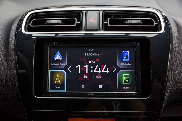 Mitsubishi Attrage 2020 mới được trang bị hàng loạt các tiện nghi như: Chìa khóa thông minh, khởi động nút bấm, ghế da mới sang trọng và êm ái, nút chỉnh âm thanh trên vô lăng, hệ thống điều hòa tự động, gập gương điện đến những tiện nghi cho hành khách sau như tựa tay với hốc để ly, 3 tựa đầu cho hàng ghế sau…