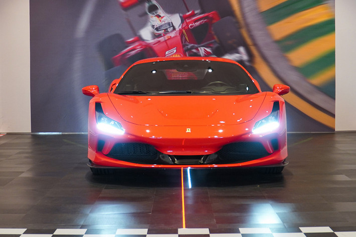 Hãng siêu xe Ý tuyên bố rằng Ferrari F8 Tributo hoàn toàn mới có khả năng tăng tốc từ vị trí xuất phát lên 100 km/h chỉ trong thời gian 2,9 giây, thêm 4,9 giây, siêu xe Ferrari F8 Tributo sẽ đạt tốc độ 200 km/h. Siêu xe Ferrari F8 Tributo có thể chạm ngưỡng tốc độ tối đa lên đến 340 km/h, cao hơn 10 km/h so với Ferrari 488 GTB.