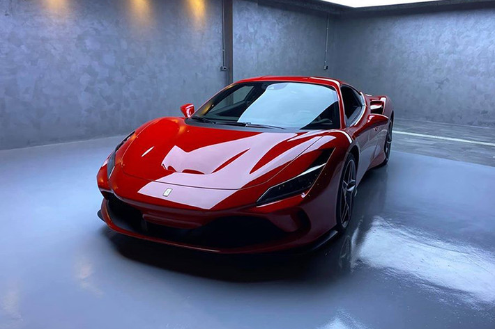 Vào trưa hôm nay, ngày 10/5/2020, đại gia siêu xe Cường Đô la đã chia sẻ hình ảnh garage trong biệt thự của mình có thêm một thành viên mới đó chính là chiếc siêu xe Ferrari F8 Tributo khiến không ít người yêu xe và cả những bạn bè của anh cũng bất ngờ. Hiện đây cũng chính là chiếc Ferrari F8 Tributo đầu tiên ở Việt Nam có người đặt mua. Hai chiếc về Việt Nam trước đó được nhập khẩu chính hãng.