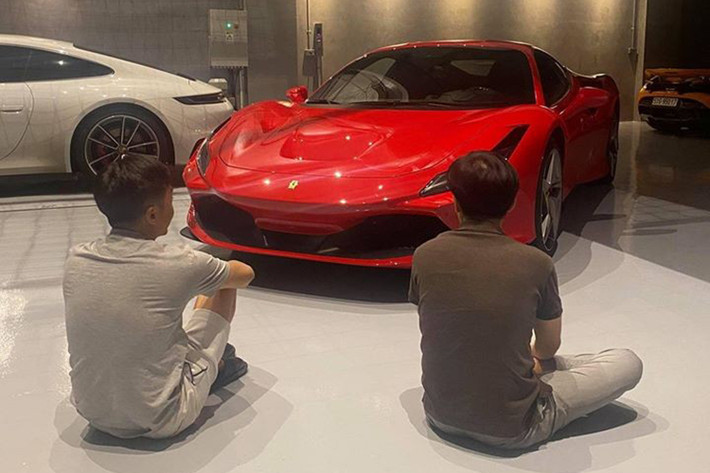 Theo như thông tin đại gia siêu xe Cường Đô la chia sẻ, chiếc siêu xe Ferrari F8 Tributo mới về biệt thự của mình được người vợ là Đàm Thu Trang mua tặng. "Vợ cả thì em cưới còn lại vợ 2 và vợ 3 đều do vợ cả của em cưới về đấy ạ", doanh nhân phố núi hóm hỉnh chia sẻ.