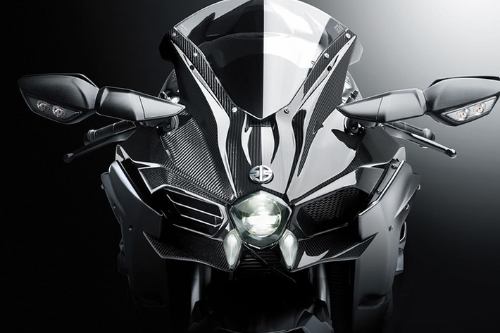 Thiết kế của Kawasaki Ninja H2 mang phong cách rất khác biệt & mạnh mẽ, chiếc xe như đến từ một hành tinh khác vậy, nó trở thành một sản phẩm mang vẻ đẹp của tốc độ, của đường đua và cá tính độc đáo không lẫn vào đâu được. Mỗi một góc cạnh, mỗi một chi tiết, từ cánh gió bằng sợi carbon đến vè trước, dàn áo, dàn đuôi... đều được thiết kế để vừa mang lại hiệu suất vận hành cao, vừa mang phong cách độc đáo.