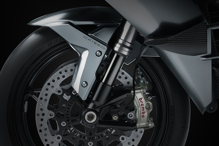 Xe được trang bị giảm xóc sau Öhlins®️️️️️️️️️️️️️️️️️️️️ TTX36, với hệ thống điều chỉnh trước tải từ xa, có thể điều chỉnh toàn bộ hành trình, đem lại khả năng giảm xóc chính xác để tăng cường lực kéo, sự thoải mái và phản hồi tốt nhất cho người lái. Phuộc trước là loại KYB®️️️️️️️️️️️️️️️️️️️️ AOS-II (Air-Oil-Separate) cho ma sát thấp, có thể điều chỉnh toàn bộ hành trình, mang lại khả năng thích ứng tuyệt vời.