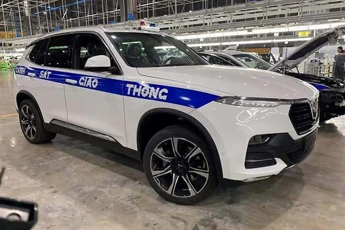 Hai mẫu xe Vinfast Lux mới xuất hiện trong những bức ảnh rò rỉ trên mạng xã hội ngày hôm nay đã khiến cho nhiều người bất ngờ xen lẫn thích thú. Hiện tại chưa thể xác định độ tin cậy của những bức ảnh này, nhưng rất có thể đây sẽ là những chiếc xe được trang bị cho cảnh sát giao thông (CSGT) làm nhiệm vụ điều tiết giao thông tại Việt Nam.
