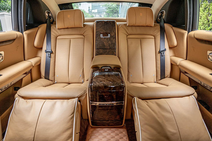 Bước vào không gian cabin, Rolls-Royce Ghost 2022 có sự giao thoa nhẹ nhàng và đầy tinh tế giữa Phantom và Cullinan. Giữ đúng giá trị truyền thống vốn có, khoang nội thất của Ghost mang hơi hướng cổ điển với sự hiện diện của các phím bấm cơ học. Tất cả đều được mạ chrome sáng cho cảm giác sang trọng và tỉ mỉ.