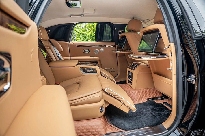 Các trang bị đẳng cấp trên Rolls-Royce Ghost 2022 mới có thể kể tới như hệ thống camera Flagbearer, màn hình trải trí cỡ lớn, đồng hồ đo kỹ thuật số, hệ thống âm thanh Bespoke 18 loa công suất 1.300 watt; bầu trời sao Starlight Headliner mới; hệ thống phát Wifi trong cabin xe; camera 360 độ, HUD...