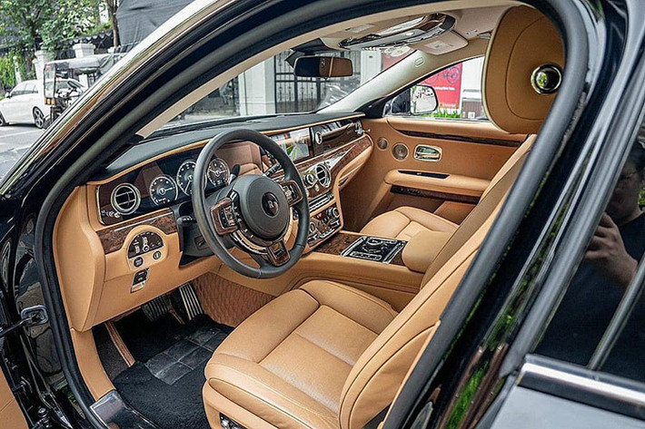 Bên cạnh đó, hãng xe Rolls-Royce cũng không để "đứa con" của mình thua kém các đối thủ trong hạng mục công nghệ. Bằng chứng là việc đồng hồ công-tơ-mét của xe giờ đây là dạng LCD, màn hình giải trí trung tâm kích thước lớn cùng hàng loạt công nghệ kết nối không dây hiện đại.