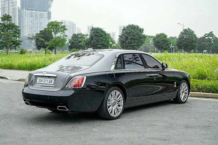 Mức giá xe Rolls-Royce Ghost 2022 chính hãng tại Việt Nam hiện công bố rẻ hơn khá nhiều so với các đại lý tư nhân, chỉ bắt đầu từ 33,7 tỷ đồng, mức giá này chưa bao gồm các tùy chọn thêm của khách hàng, nhưng việc đặt mua xe cũng khiến các đại gia Việt phải chờ đợi khá lâu.